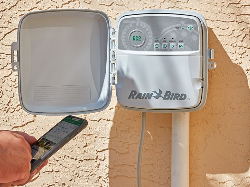 Rain Bird Steuergerät an der Hauswand, Bedienung per App